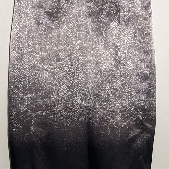 Tahari Sleeveless Snakeskin Sheath Ombre Dress High Neck Size Gray Silver Black - Picture 4 of 13